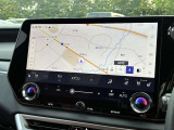 【メーカー純正ナビ】インテリアに溶け込むスタイリッシュな「専用設計」メーカーナビを装備♪視認性や操作性など基本性能にも優れ、より上質なカーライフをお楽しみいただけます。