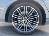 BMWならではの卓越した走りを支えるホイールと足回りです!日本車の走りに慣れている方にもぜひ体感して頂きたいほど、高いレベルでまとまっています!純正19インチアルミホイール。