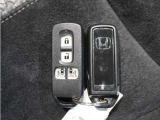 【スマートキー&プッシュエンジンスタート】ポケットやバックなどにキーを入れたまま探さなくてもロックの施錠、開錠、エンジンスタートも出来ます。