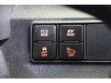 ECOモードはエアコンの利きなどを抑え、低燃費で走れるようにサポートします。EVモードはモーターのみで動くので、夜間などの静かに走行したい時に便利です。(EVモードは一定速度を超えると解除されます)
