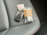 インテリジェントキー 持っていればドアノブのボタンを押せば施錠や施錠を解除 エンジンスタートボタンを押せばエンジンスタートといちいちポケット(鞄からキーを出さなくても良いんです)