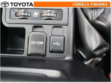 ポータブルオーディオなどの機器を接続して、車両のスピーカーで聞くことができます。