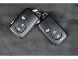 スマートキーを携帯していれば、ドアハンドルを握るだけで(または特定のスイッチを押すだけで)、鍵の解錠・施錠が可能です。鍵を取り出す必要がありません。