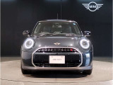 MINIはコンパクトなボディーながらホイールベースが長く設計されております。それにより、直進安定性が高まり、車内空間を広く設計しております。