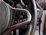 【ハンドル】ドライバーとBMW車の一体感がダイレクトに伝わるステアリングホイール。形状・太さへの拘りに加えて、操作性を高める為にスイッチ類も配置。クイックかつ安定のドライビングを体感下さい!