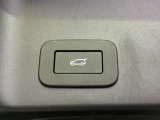 【パワーテールゲート】ボタン操作でテールゲートが開閉です。両手が荷物で塞がっていても、スムーズに開閉を行えます。