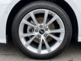 17インチ純正アルミホイール装備 全車両に標準装備の純正アルミホイールは、純正ならではのバランスの良いデザインと、走行安定性をお楽しみ頂けます。