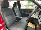 運転席・助手席は、ゆったりと座れるサイズで、長時間の運転でも快適です。