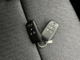 付いてて便利!とても人気の高い装備のスマートキーシステム。キーを携帯しているだけで、ドアロックの開閉並びにエンジンの始動が可能な装備です。