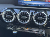 メルセデス・ベンツの定める厳しい基準をクリアしたお車のみをご案内させて頂きます。納車前整備はメーカー規定に基づき最大100項目にも及ぶ点検を熟練のメカニックによって行いご納車させて頂きます。