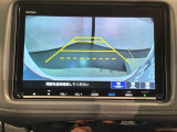 リバースギアに入れるだけで後方の表示へ切り替わります。夜間や雨の日の駐車も楽になりますよ。