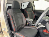 シックな色使いの運転席周りですね。すっきりとしたデザインで上品な色使いです。居心地の良い運転席、長く座ってられるリラックスできるデザインがいいですね。