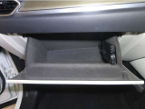 シンプルなデザインのグローブボックス。車検証などを収納しておくことが出来ます。