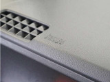 ◆助手席エアバッグ◆SRSエアバッグは、シートベルトだけでは防ぎきれない衝突時の衝撃から乗員を守るための安全装置。衝突時に瞬時に膨らみ、頭部や胸部がダッシュボードに直接衝突するのを防ぎます。