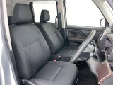 高いホールド性で運転姿勢が安定します。長距離ドライブでも疲れにくいのが魅力です。快適なドライビングライフをお送りください♪