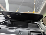 運転席の上部にあるアッパーボックスは、財布や小物などでもすぐに取り出せる便利な収納☆