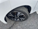 日産純正アルミホイールが足元を引き締めます。
