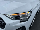 ●LEDヘッドライト『高度な照明技術を使用した車両のヘッドライトです。この技術は、複数のLEDを用いており、車両の周囲の状況に応じて光のパターンを動的に調整します。』