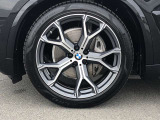 BMW純正アルミホイール。洗練されたデザインで、足元の個性を引き立てます。