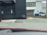 フロントガラスに映るアクティブドライビングディスプレイ 車速やナビのルート誘導など走行時に必要な情報を表示 視線の移動が少なくて確認出来る構造になっています。