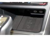 スマホ非接触充電を装着しております。USBポート(タイプC)も装備しております。
