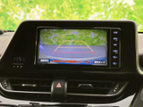後退時には映像をモニターに表示し、安全確認をサポートします。運転の苦手な方や、狭い場所での駐車をされる方にも安心です。