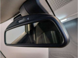 【ルームミラー一体型ETC車載器】ルームミラーの裏側に目立たない様に配置されたETCカード挿入口。スタイリッシュ且つ機能的なものとなっております。