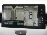 【マルチビューカメラシステム】車両の前後と左右のドアミラーに搭載した計4台のカメラで映します。前方左右を幅広く見渡す視界や、自車を上空から見下ろしたような視界など、合計8種類のビューを設定。