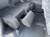 後部座席にオットマンのようなものがあります。車内が広いため、足を伸ばして快適に過ごせます!