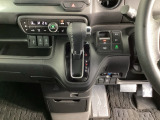 足元スッキリ、インパネシフトです。パーキングブレーキは電子制御パーキングブレーキタイプなので、運転席と助手席の間がスッキリしています。