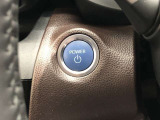 エンジンスタートスイッチです。キーが車内にあれば、エンジンの始動や停止はスイッチを押すだけ!キーを取り出す手間を省き、ワンプッシュで操作できるので簡単でスムーズです。
