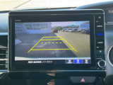 後退時に車両の後ろ側をモニター画面に表示します。車庫入れが苦手な人もこれで安心♪