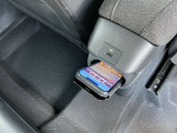 スマホなど小物の収納に便利なポケット