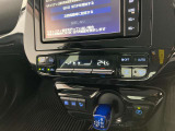 オートエアコンは温度を設定するだけで、自動で風量などを設定してくれます。運転しながら操作も必要ないので、安全性も向上します。