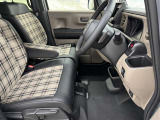 運転席シート足元です。