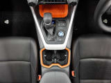 電動パーキングブレーキ(シフトレバー操作に連動)ブレーキホールド(停車時にブレーキを踏むとそのまま保持)
