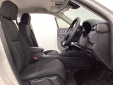 広い足元にゆったり座れるシートには肘掛けも装備しており長距離の運転でも疲れにくくなってます。女性でも運転がしやすいように、シートの高さ調整機能(シートリフター)がついています。