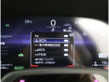 レーンディパーチャーアラートとは車線または走路からの逸脱の可能性を警告すると共に、車線または走路からの逸脱を避けるためのハンドル操作の一部を支援する機能です。詳細は販売店スタッフまでおたずねください。