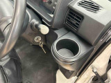 運転席にはドリンクホルダーを装備。収納スペースもあり使い勝手の良い設計です!