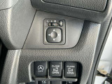 運転席右側に配置された操作スイッチ。