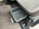 助手席シート下にはアンダートレイがあります、メンテナンスブックや小物などをしまっておけるので重宝します。