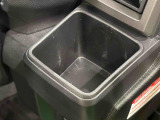 運転席埋め込み式カップホルダー(太ボトル600mm収納可能)