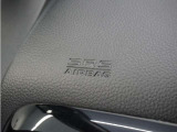 ◆助手席エアバッグ◆SRSエアバッグは、シートベルトだけでは防ぎきれない衝突時の衝撃から乗員を守るための安全装置。衝突時に瞬時に膨らみ、頭部や胸部がダッシュボードに直接衝突するのを防ぎます。