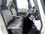 フロントシートはベンチシートです、運転席と助手席の移動が簡単です。 また運転席シートの高さも調整できます。