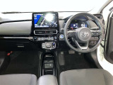 運転席周りのレイアウトをご覧ください。ナビゲーションが綺麗に装着されすっきり収まってますね!