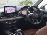 内装はシンプルに使い勝手を考え作られています。お車を運転する感覚をダイレクトに体感して頂けます。室内も広くロングドライブにも快適にお過ごしいただけます。