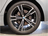 【BMWアロイホイル】軽量かつ強度に拘ったアロイホイル。走行性能ポテンシャルを引き出す設計。車の足元を引き締めてくれる大きなポイントはアロイホイルです。