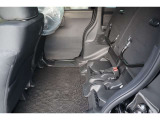 【チップアップシート 】座面を跳ね上げることで、後席足元に高さのある荷物を積むことができます!