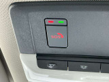 SOSコール。事故や救急時などに、ボタンひとつで専門のオペレータに接続。警察や消防への連携をサポートします。(別途契約が必要です)