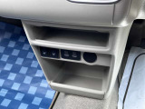 [センターロアポケット]インパネ中央にも収納がございます!お車のカギなどご収納ください!